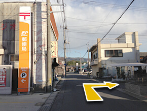 ③300m進むと、左手に、島田市郵便局が見えてきます。